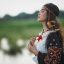 作者苏晓棠的编辑头像，深色背景下的侧脸剪影，呈现编辑部工作氛围