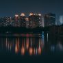 读者在夜间灯光下做笔记的头像示意